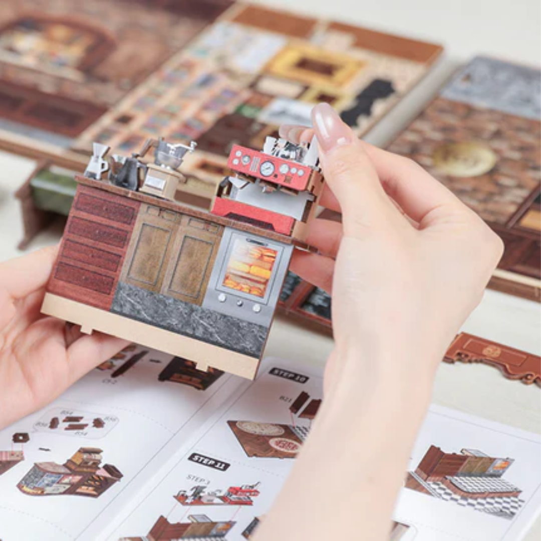 Corner Coffee Shop — detal 1 (stolik, filiżanki, półki z książkami), DIY book nook kit