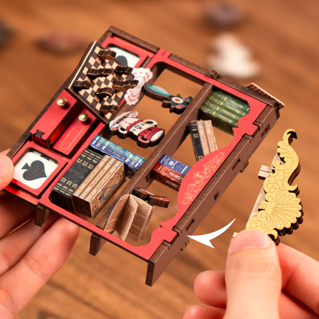 Book nook Alicja w Krainie Czarów na półce z książkami