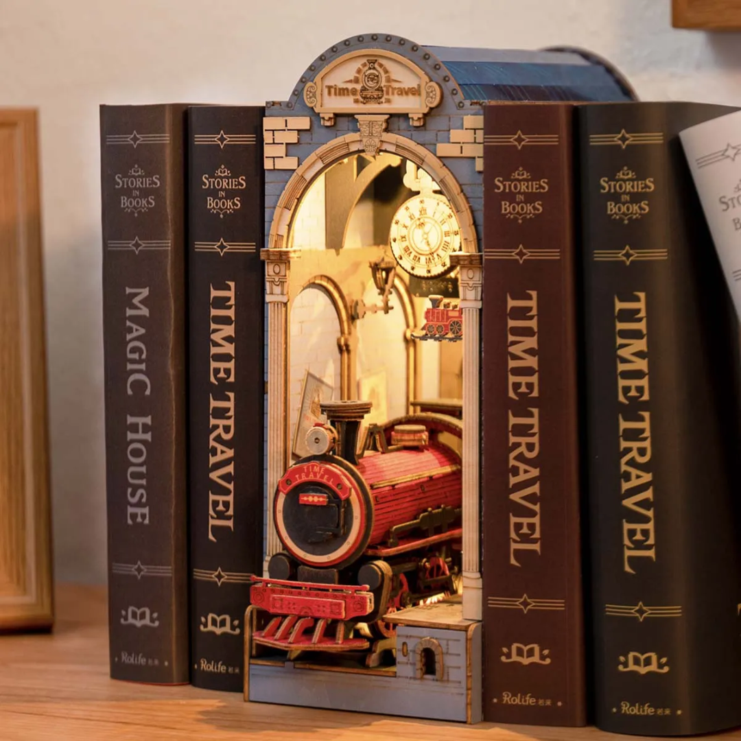 Time Travel — zbliżenie detali book nook / nook kit do półki, drewniany model 3D