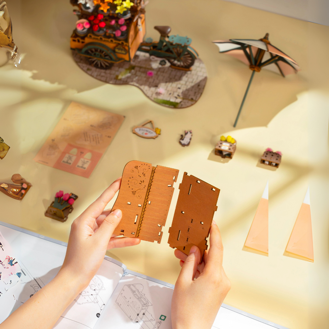 Drewniane puzzle 3D — widok z boku na stoisko kwiatowe